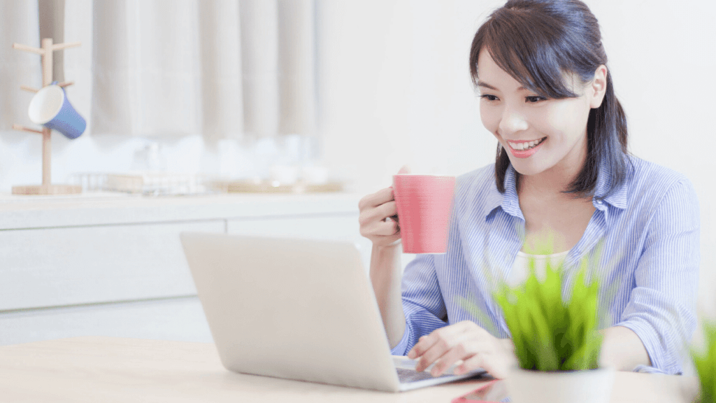 笑顔でパソコンを操作する女性