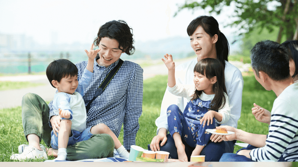 ピクニックを楽しむ家族