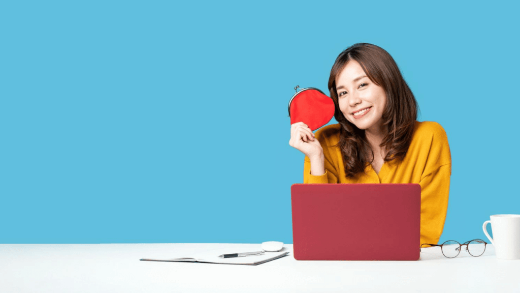 パソコンで家計簿を確認する20代女性