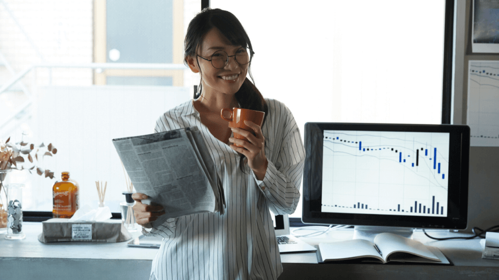 チャートを背にして笑顔の女性