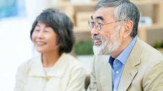 笑顔の老夫婦