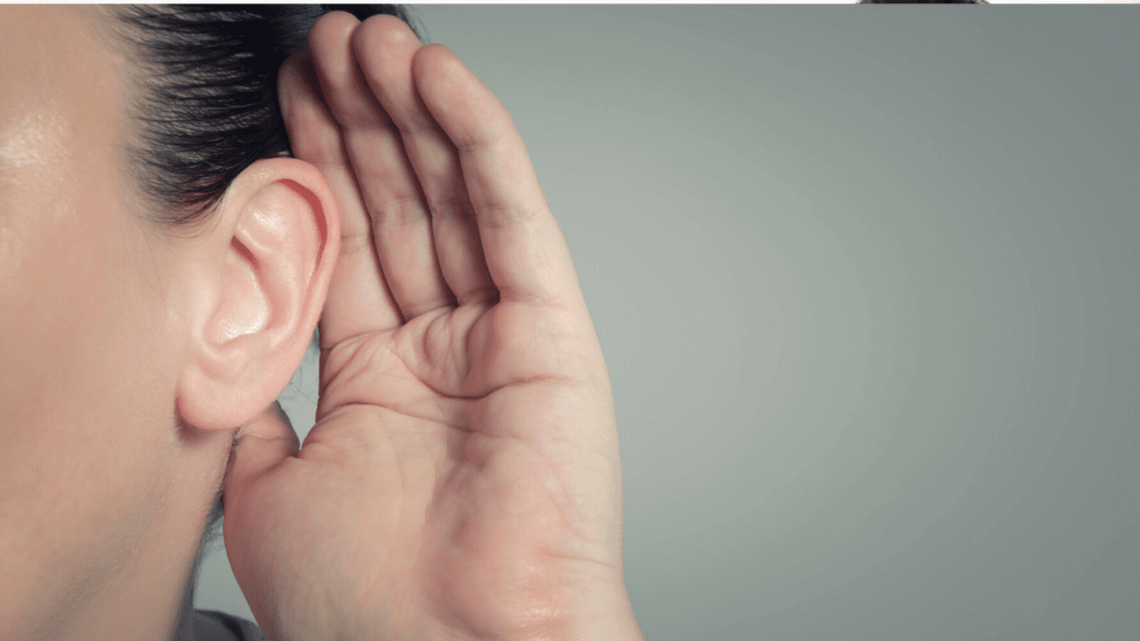 聞き耳を立てている人