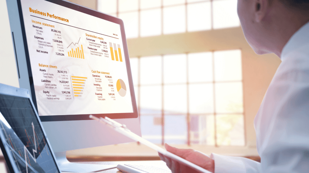 会社の重要事項を見る男性