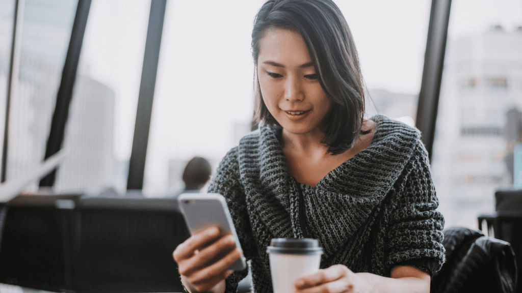 ヘッジファンドを興味深く調べる女性