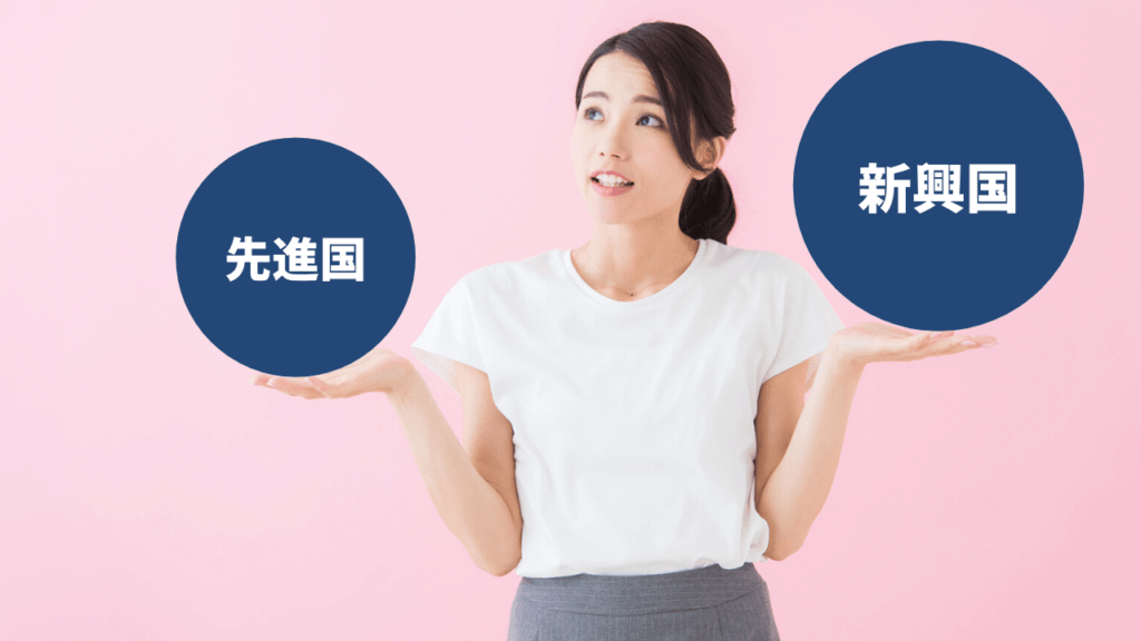 2つの商品を比べている女性