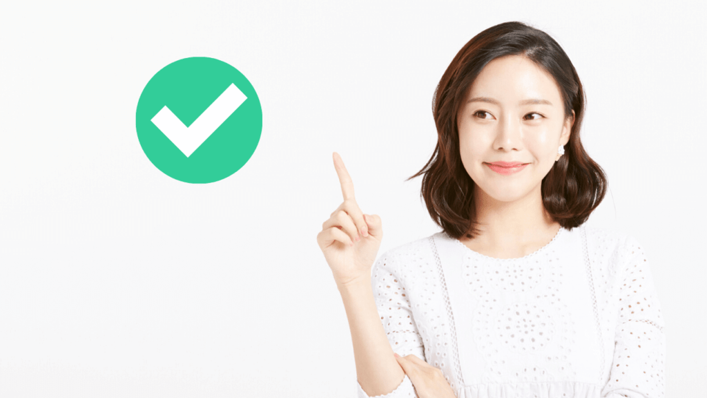 注意点を説明する女性