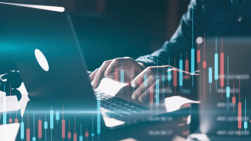 パソコンでチャートを見ている人