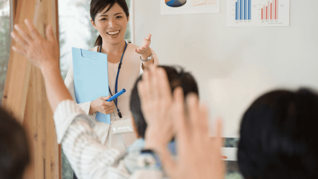 笑顔のセミナー女性講師