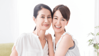 笑顔で寄り添う親子