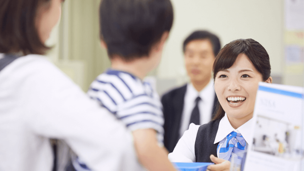 笑顔で窓口対応をする銀行員