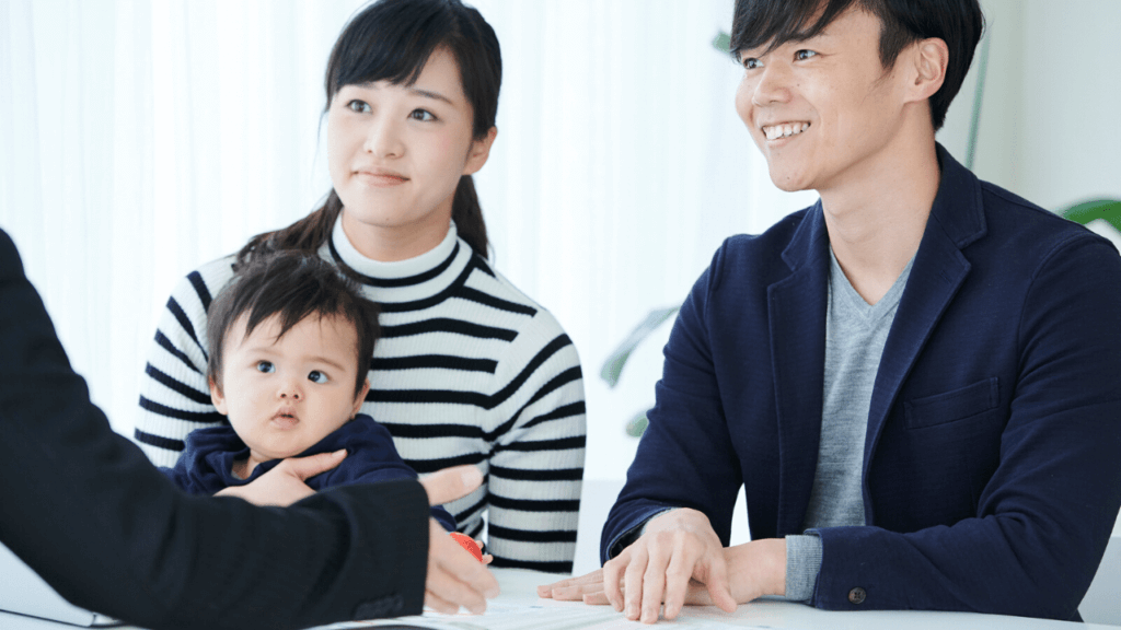 マネーセミナーの個別相談を利用する若い夫婦