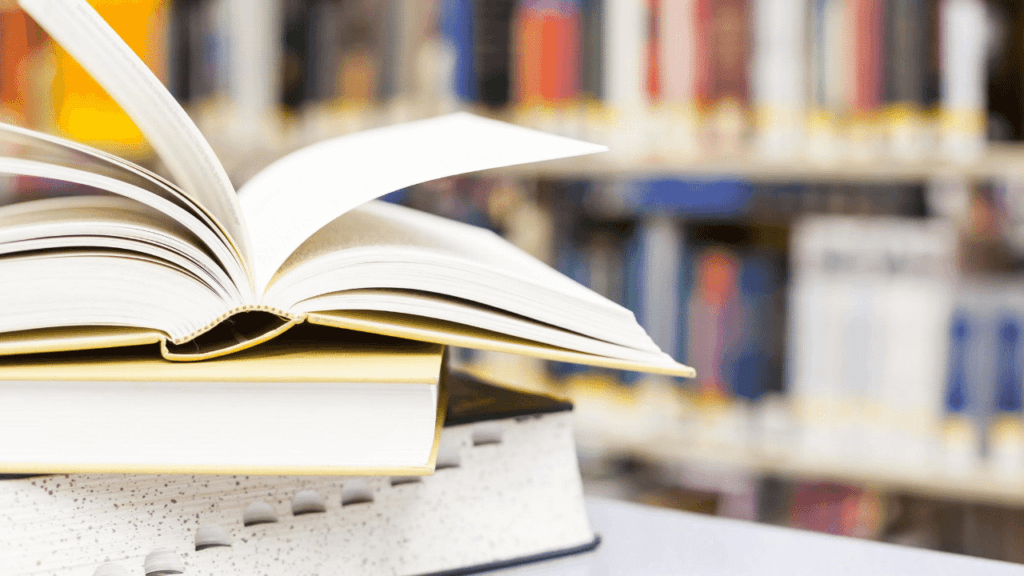 机に積まれた教科書や辞典