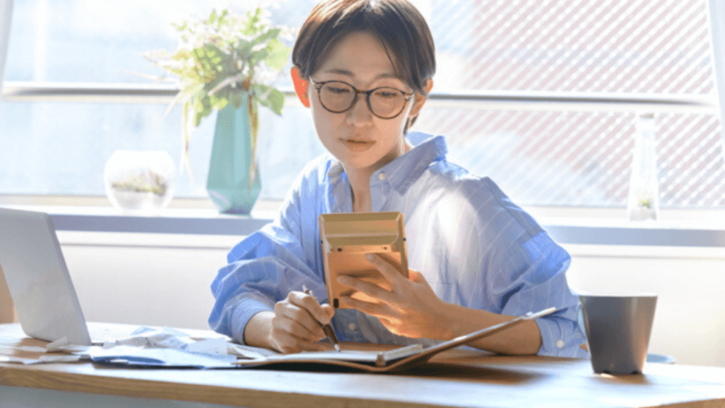 年金を電卓で計算する女性