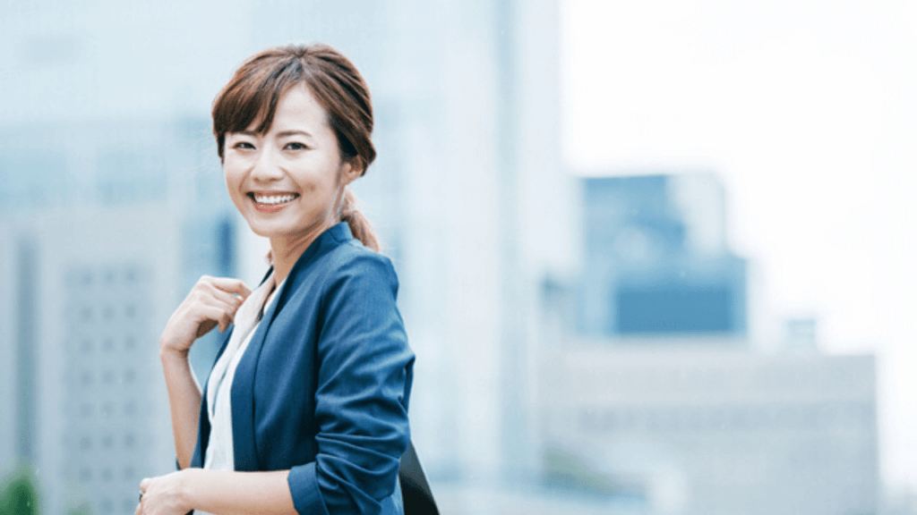 笑顔のキャリアウーマン