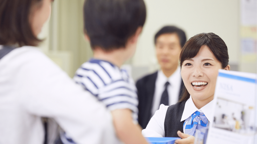 笑顔で対応する銀行の窓口職員