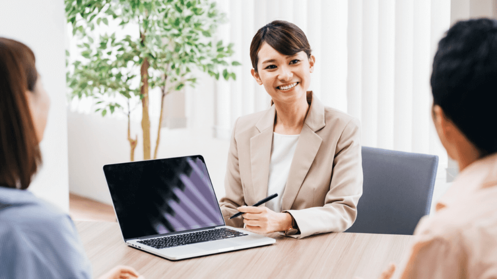 マネープランについて解説する女性