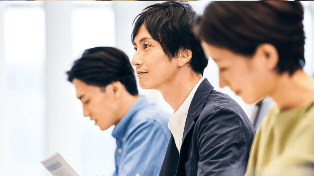 投資セミナーに参加する男性