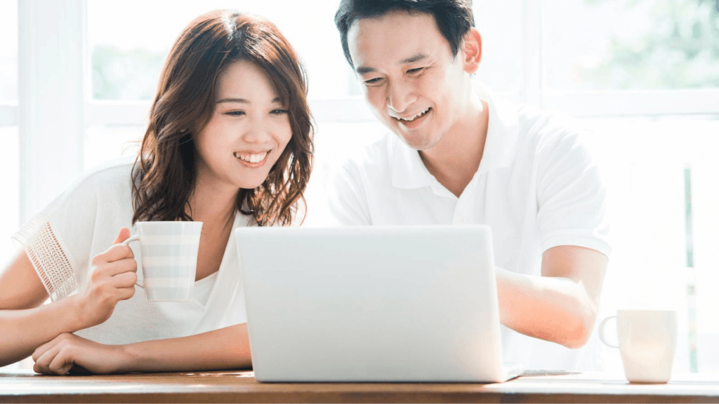 パソコンでiDeCoのシュミレーションをする夫婦