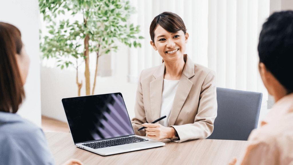 個別にマネープランを提案する講師