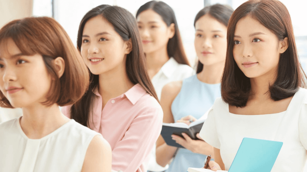 マネーセミナーに参加する若者たち