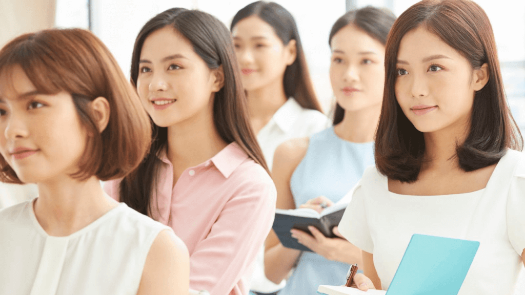 熱心に投資セミナーを聴く20代女性たち