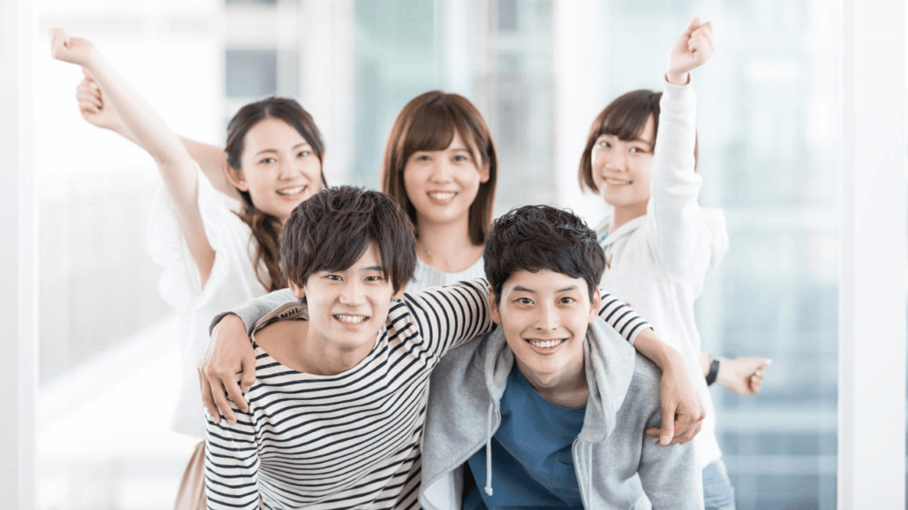 弾ける笑顔の20代男女グループ