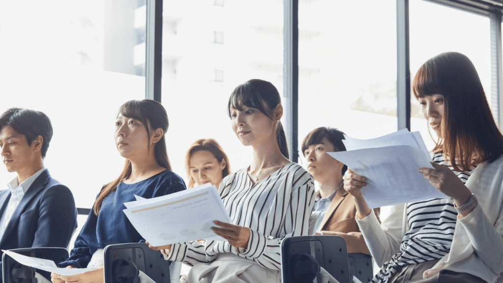 マネーセミナーに参加する若者たち