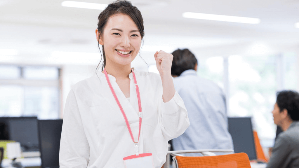 ガッツポーズをする若い女性