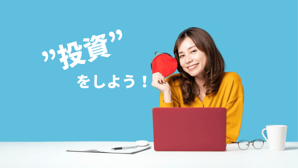 がまぐちを持つ笑顔の女性