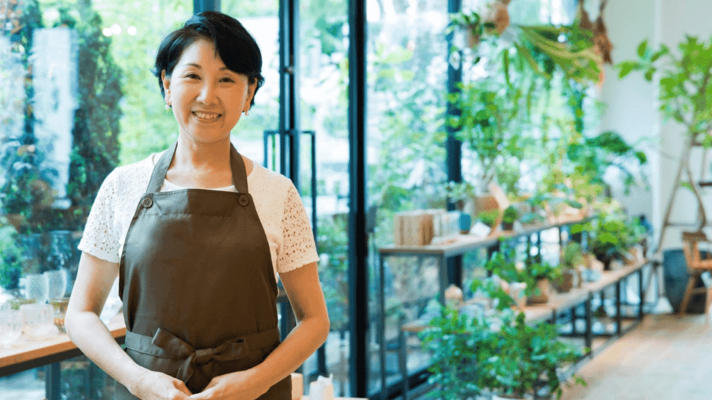 いきいきと働く年配の女性