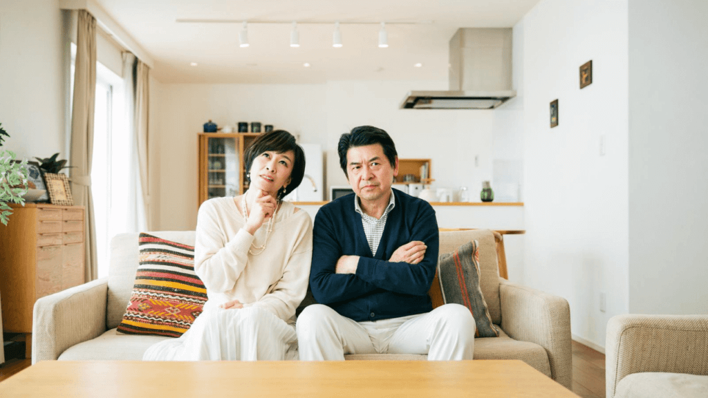 年金について考える初老の夫婦