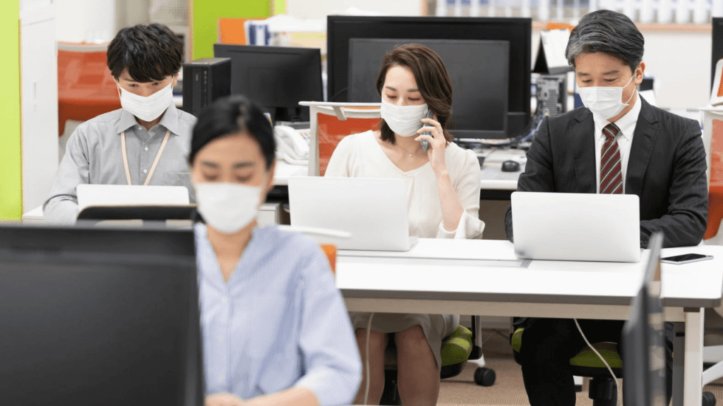 コロナ感染防止のためマスク姿で仕事をする人たち