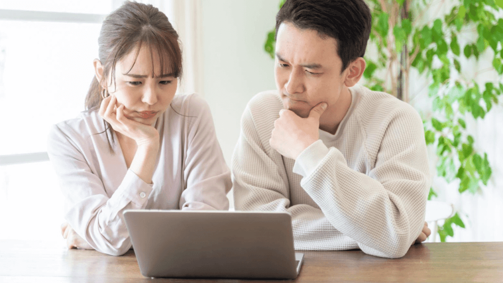 興味深く経済ニュースを見る夫婦