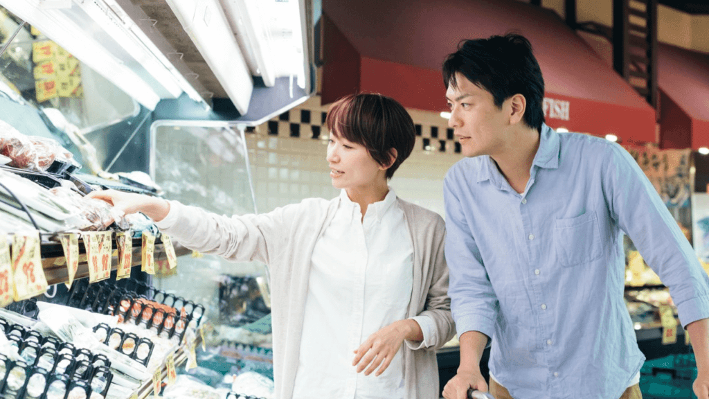 スーバーで買い出しをする夫婦