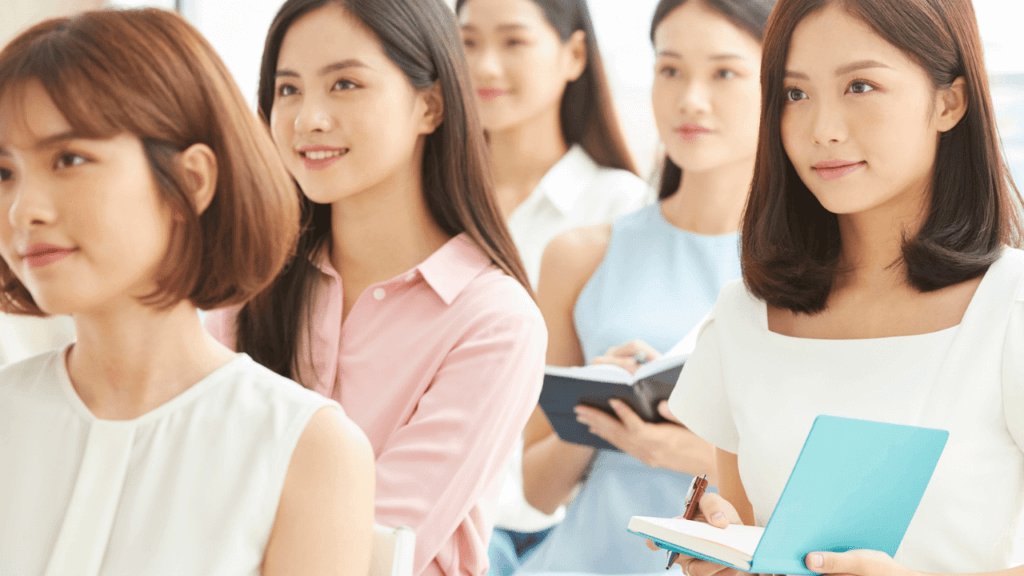 セミナーに参加する若い女性たち