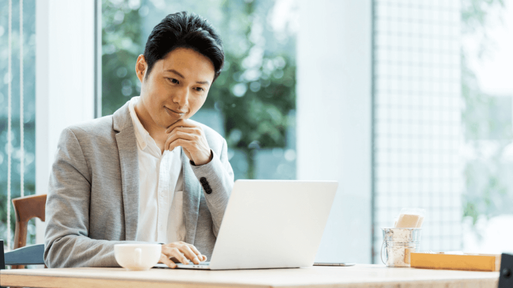 投資信託を選ぶ男性