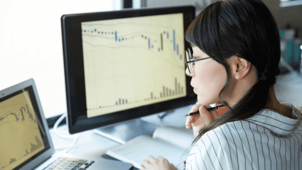 チャートを見て投資する女性