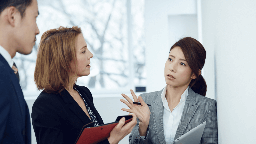 真剣な様子で打ち合わせ