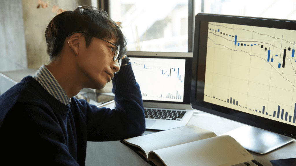 含み損が膨らんで困っている男性