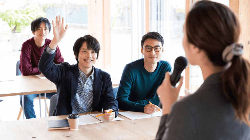 投資セミナーで積極的に質問する男性