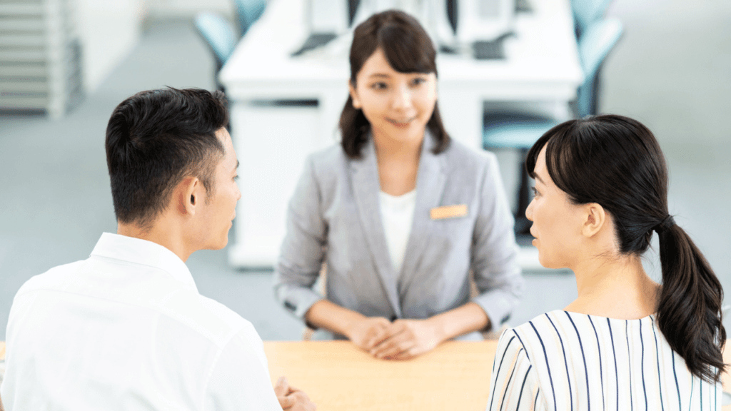 投資アドバイザーから話しを聞く夫婦