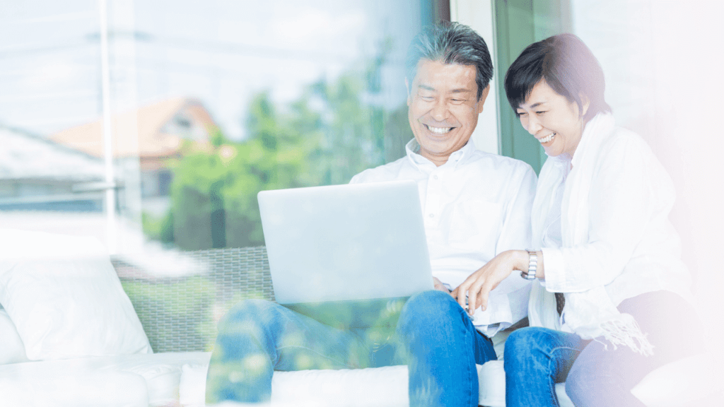 インターネットで投資信託を調べる夫婦