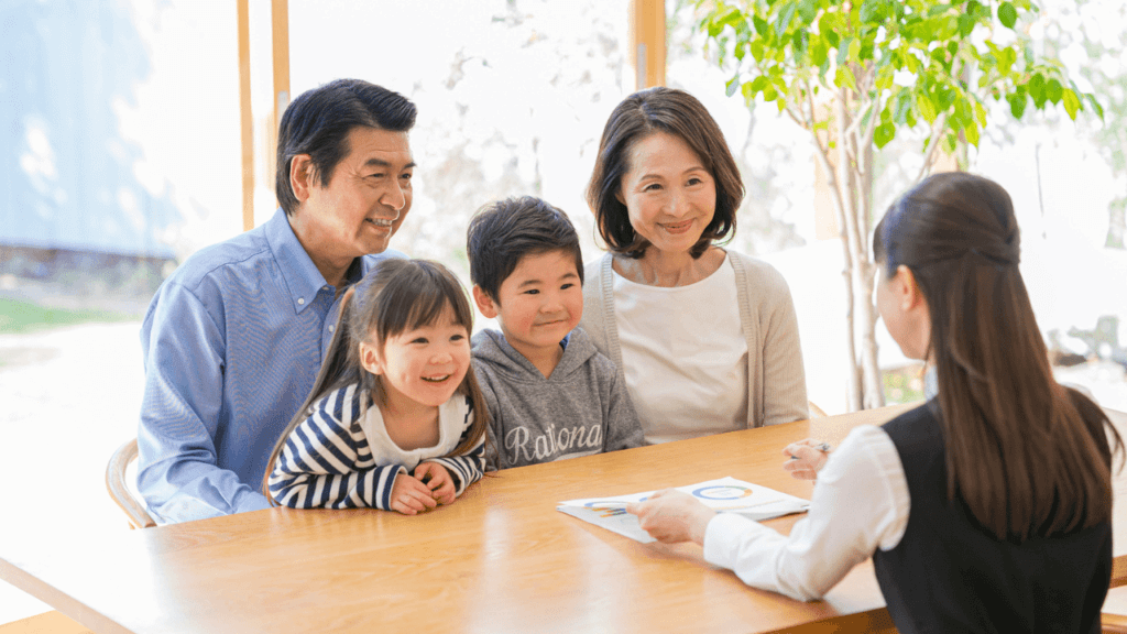 退職金の運用についてアドバイザーに相談する夫婦