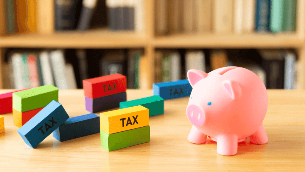 貯金箱とtaxと書かれた積み木