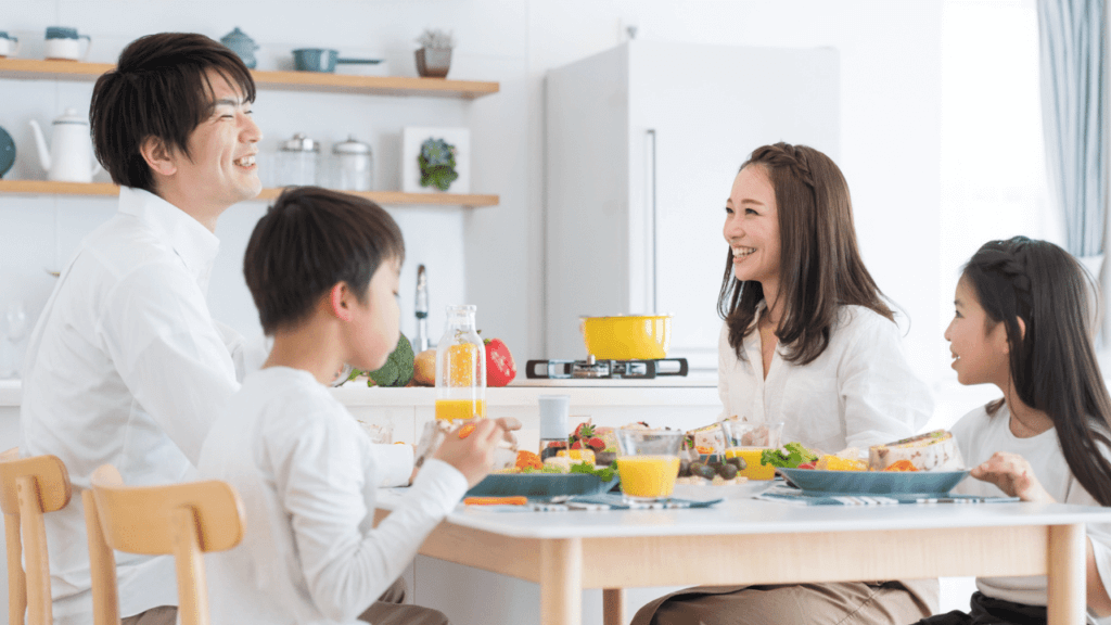 食卓を囲む笑顔の家族