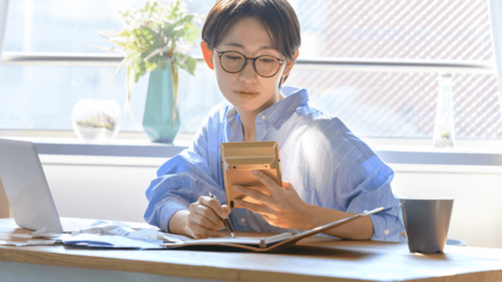 確定申告をする女性