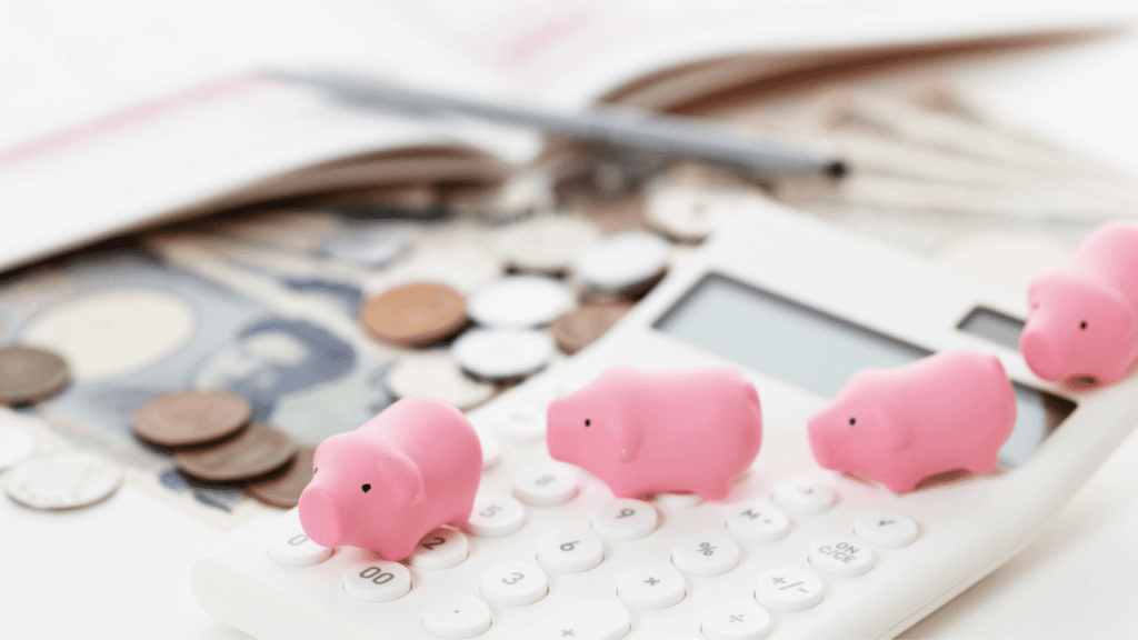 豚の貯金箱と電卓