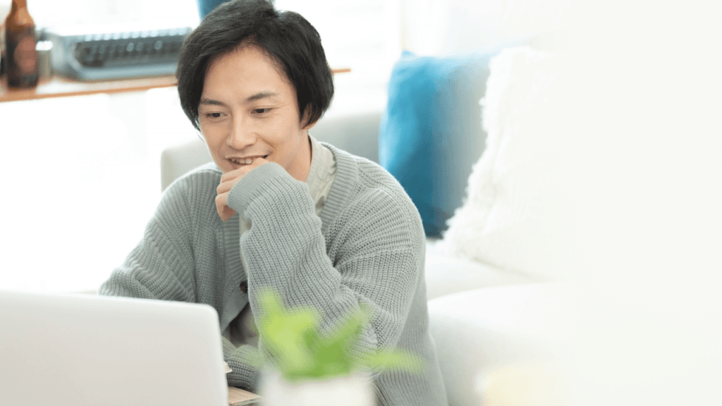 ネット証券から投資信託を見ている男性