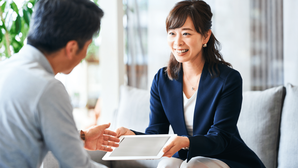 資産運用アドバイザーから商品説明を受ける男性