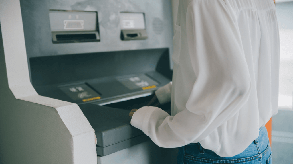 給料日にすぐ貯金する女性